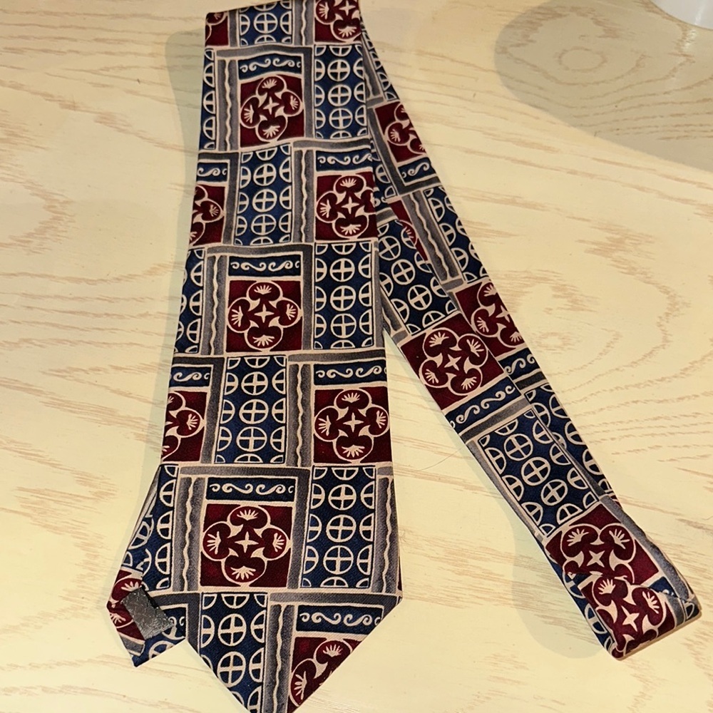 Albert nipon tie EUC